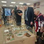 Из стекла и посуды со дна затопленного города создает арт-объекты бердчанка