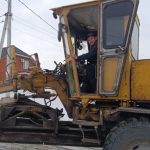 Депутат в Бердске пригнал грейдер почистить улицы частного сектора