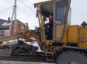 Депутат в Бердске пригнал грейдер почистить улицы частного сектора