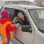 Цветы и открытки дарили автоледи в Бердске