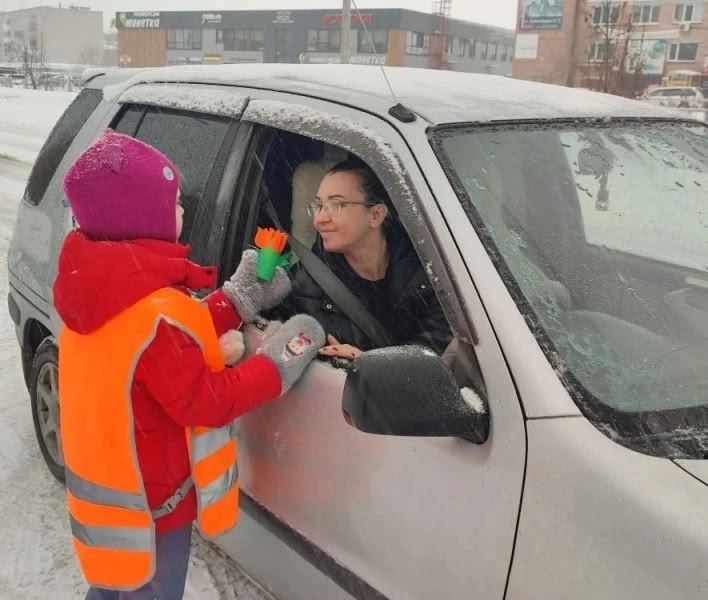 Цветы и открытки дарили автоледи в Бердске
