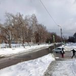 Не обойти, не перепрыгнуть: бердчане жалуются на нечищенные тротуары и лужи у подъездов