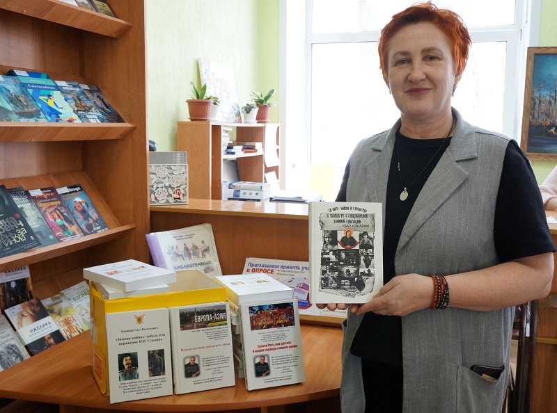 Книги победителя «ФотоСтихии» передали в библиотеку Бердска