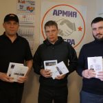 Участникам СВО из Бердска передали книги полковника танковых войск