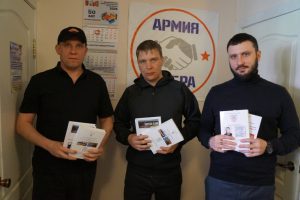 Участникам СВО из Бердска передали книги полковника танковых войск