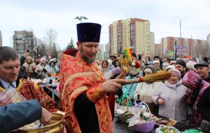 Бердчане прошли Крестным ходом и отметили Светлую Пасху