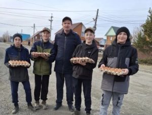 Депутат в Бердске подарил горожанам один из символов празднования Пасхи