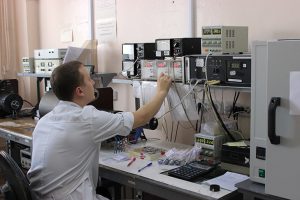 Губернатор Травников оценил технологичные возможности производителя приборов ночного видения