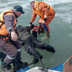 Очевидцы и специалисты Бердского отряда МЧС спасли двух рыбаков