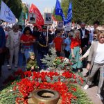 Бердчане празднуют Победу с портретами родных у Вечного огня