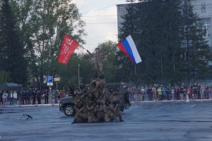 Юные десантники в Бердске посвятили показательные выступления победителям