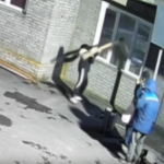 Настоящую осаду многоэтажки в Бердске устроили трое неизвестных