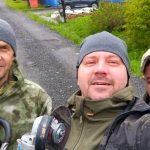 Участник спецоперации вместе с друзьями в Бердске очистили территорию сгоревшего дома