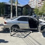 Влетевшая на тротуар легковушка сбила пешехода прямо на тротуаре в Бердске