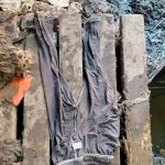 Аварийная бригада достала из канализации на улице Морской в Бердске чьи-то штаны