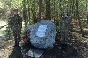 Юные патриоты в Бердске почтили память бойцов запасных полков у Обелиска в лесу