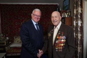 “Подарок ветерану”: депутаты поздравляют с наступающим Днем Победы фронтовиков