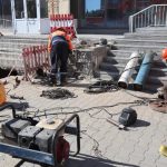 В Бердске продолжается ремонт тепловой камеры: работники КБУ проявляют чудеса ловкости