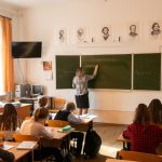 Учителя со стажем 25 лет станут ветеранами труда: список льгот
