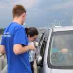 Раздавали воду автолюбителям и раскраски детям рядом с АЗС в Бердске
