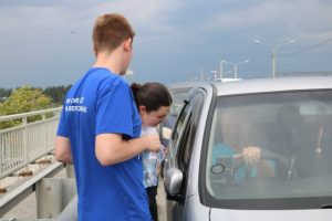 Раздавали воду автолюбителям и раскраски детям рядом с АЗС в Бердске