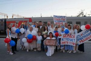 С песнями и караваем встретили героя из Бердска на вокзале Новосибирска