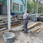 Начали ремонт ступеней приемного покоя в корпусе на улице Боровой в Бердске