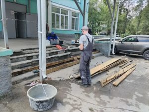 Начали ремонт ступеней приемного покоя в корпусе на улице Боровой в Бердске