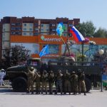 Юные патриоты в Бердске показали мощь десантников и свадьбу на передовой