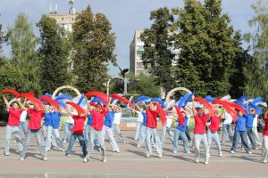 День флага России в Бердске начался флешмобом на площади «Родины»