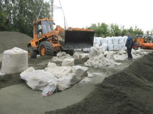 В Бердске готовятся к зиме – закупают песок и соль для обработки дорог