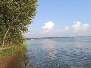 Бердские спасатели помогли дрейфующей на катере семье с ребенком