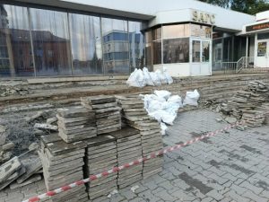 Начался ремонт крыльца бердского ЗАГСа