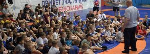 В Бердске тренирующихся борцов приветствовал Александр Карелин