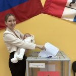В пеленках на выборы: бердчане голосуют вместе со своим детьми