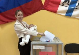 В пеленках на выборы: бердчане голосуют вместе со своим детьми