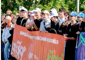 Первокурсники бердских колледжей собрались на «Параде студентов»