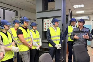 Погружение в цифровое производство: на «Сибстекле» прошла экскурсия для директоров предприятий