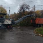 В Бердске ремонтируют дорогу у хирургического корпусу на улице Боровой