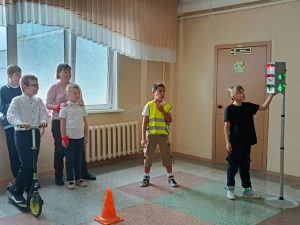 «Пеликановцы» побывали в гостях у светофора и получили в подарок фликеры