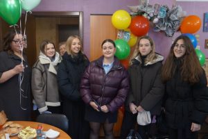 Сто пирожков подарили «пеликановцы» коллективу «Бердские новости» на 95-летие газеты