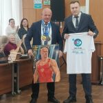 Чемпиону мира вручили его портрет в администрации Бердска