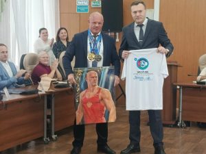 Чемпиону мира вручили его портрет в администрации Бердска